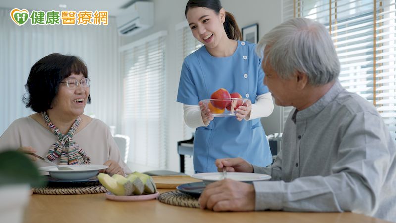 衛生福利部表示，包括居家照顧服務、日間照顧服務、家庭托顧服務、專業服務、輔具及喘息服務等多元長照服務，將給支付制度設計夜間或例假日服務支付金額加計。