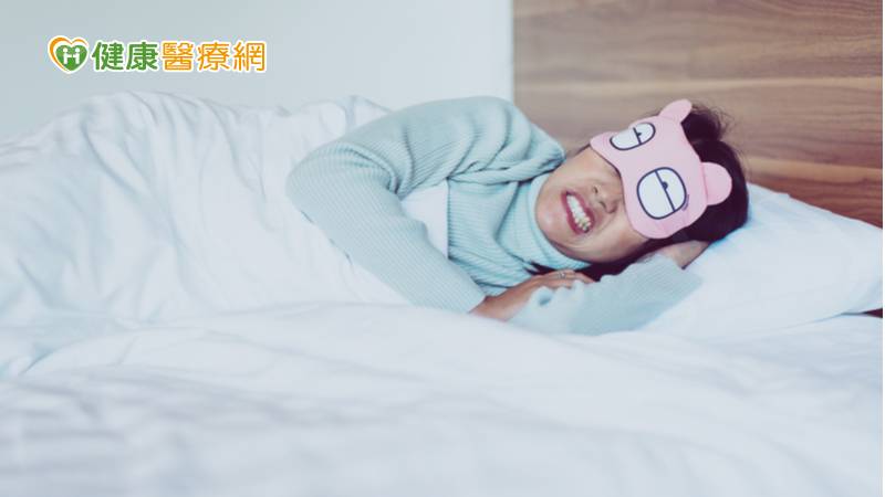 隨著現代人忙碌的生活習慣，常常吃飯速度都要很快，在咀嚼過程可能一個不小心咬到碎骨頭，或是某些飲食習慣，例如：咬冰塊、喜歡啃骨頭或喜愛有嚼勁的食物，也可能有不自覺的牙關緊咬、夜間磨牙等的問題所致，一般隨著年紀增長，牙齒使用時間越長，鈣化的硬組織增加，牙齒產生裂痕機會也會越高。
