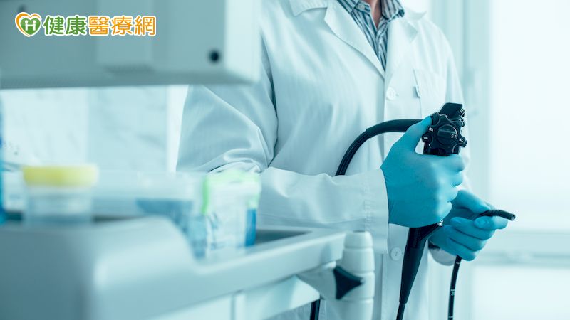 換水法大腸鏡不僅能提高大腸腺瘤發現率，達到預防大腸癌的目的，也能減少病患疼痛度，增加檢查意願。