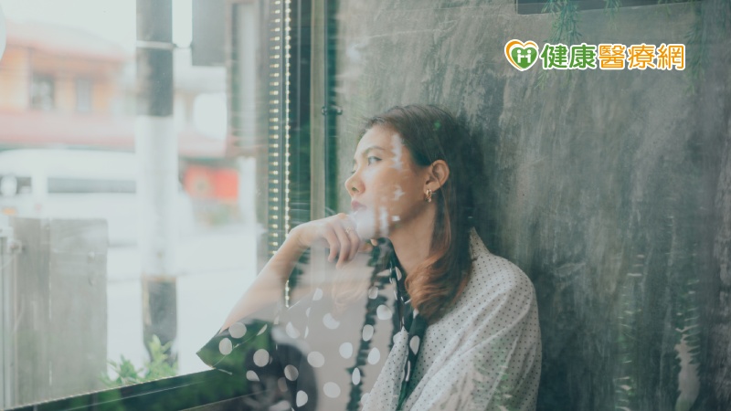 我們永遠不會「克服」悲傷，悲傷是學習將失去融入我們的生活，讓我們能夠在新的現實中勇往直前，悲傷始終常伴，但悲傷完整了我們，就像眼淚是屬於我們的一部分，我們與之共存。