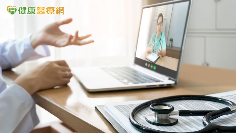 臺大醫院內科部主任，也是國內遠距醫療先驅的何奕倫醫師表示，在新冠肺炎疫情干擾下，院際交流及轉診因此有所限制，藉由此次兩院合作，發展跨院遠距通訊診療，是一個重拾院際合作、分級醫療的契機