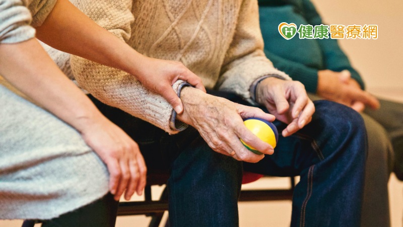 衰弱症不要等到65歲才開始擔憂，其實在30歲時，肌肉量就會開始流失，應從年輕即保養，另外，家中長者若有憂鬱、慢性病的狀況，也恐怕很快進入衰弱前期，務必多加注意。