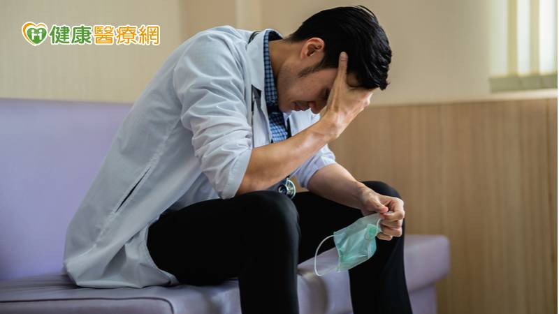 突劇烈頭痛、四肢體無力？　當心「硬腦膜下血腫」惹禍