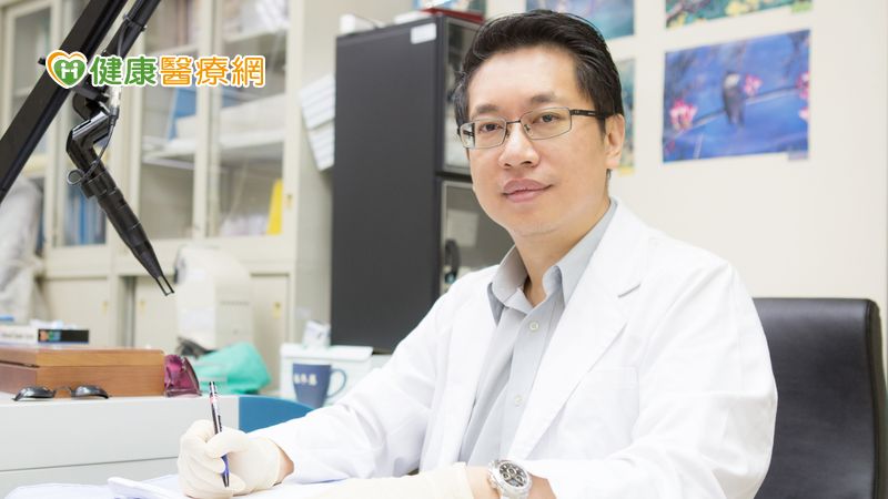 具多年臨床資歷的醫美診所院長翁書賢，為音波、電波拉提療程進行專業解說。