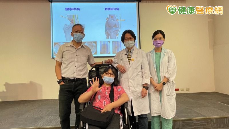 曾先生夫婦與温主任合照