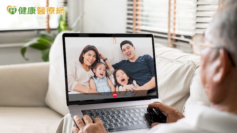 盡量維持規律的生活秩序、在家中安排可由家人陪伴的益智或懷舊活動、遠方兒女多利用視訊陪伴，皆可減少這些精神行為症狀的發生。