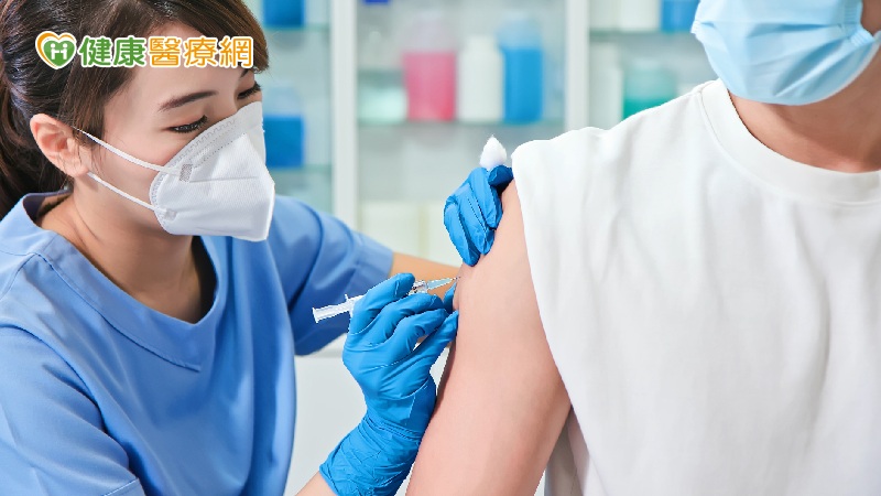 臺大醫院於前幾日率先提出AZ、莫德納混打試驗成果，分析混打試驗受試者接種28天後體內抗體數據後顯示，混打「AZ＋莫德納」抗體反應表現更好。
