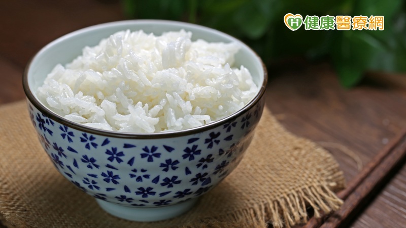 若一昧遵循不吃「米飯」而不知其原理，可能肚子餓反倒吃更多高油高醣的食物，如零嘴、糖果、麵包、甜飲等，可能適得起反。
