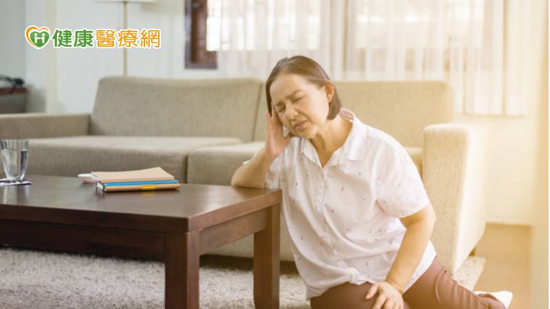56歲的A阿姨，沒有高血壓或糖尿病或高血脂等容易導致動脈硬化的慢性疾病，但是十多年前曾因鼻咽及深頸部腫瘤接受過局部放射線治療。近日傍晚讀雜誌時，突然發現眼前一片暗濛不清，伴隨頭昏欲倒般的不舒服，當下沒有心悸或心跳不規律的感覺，但是這些症狀瞬即恢復。