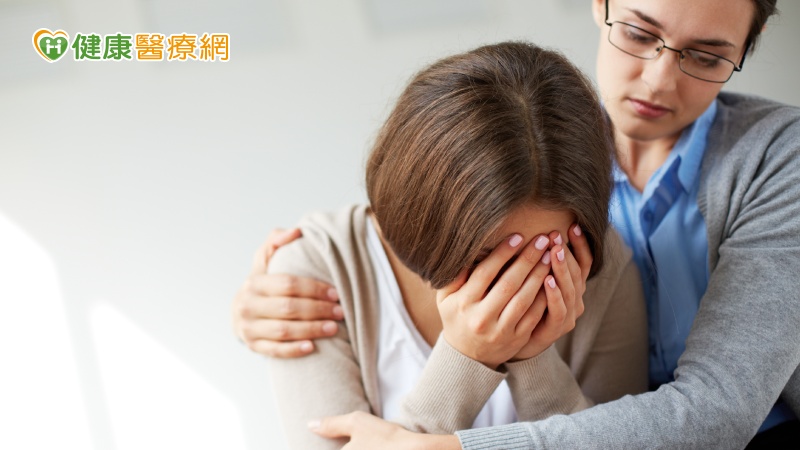 親友身為第一線接觸者，若不願意傾聽或是對於相關心理症狀掉以輕心，就可能讓個案負面情緒累積成洪水猛獸。