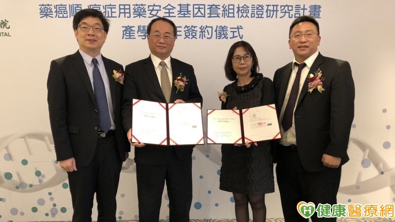邱仲峯院長(圖左一)表示，北醫投入癌症治療甚早，隨著2022年即將啟用的臺北癌症大樓及全球最新一代精緻型質子治療機等軟硬體全面升級