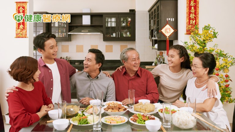 ​春節期間，全家族返鄉團圓很熱鬧，四處洋溢著喜氣，年夜飯桌上，免不了來自「長輩們熱情的關心」，問起一堆尷尬話題，例如：「什麼時候要結婚啊？」、「年終領多少啊？」常常讓年輕人整個不知所措，就怕回答不夠妥當，不僅傷了面子也失了裡子。