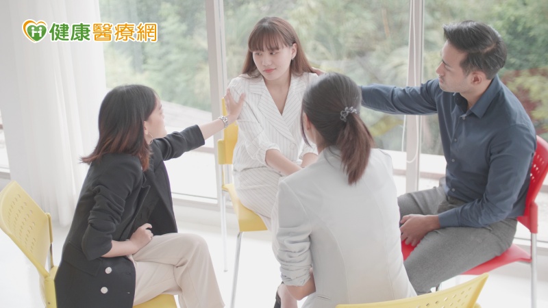藥物可緩解身心疾病症狀，但沒辦法從根源解決問題，心理諮商透過深度談話來讓個案進行思考及個人情緒探索，找回獨立面對人生難題的能力。