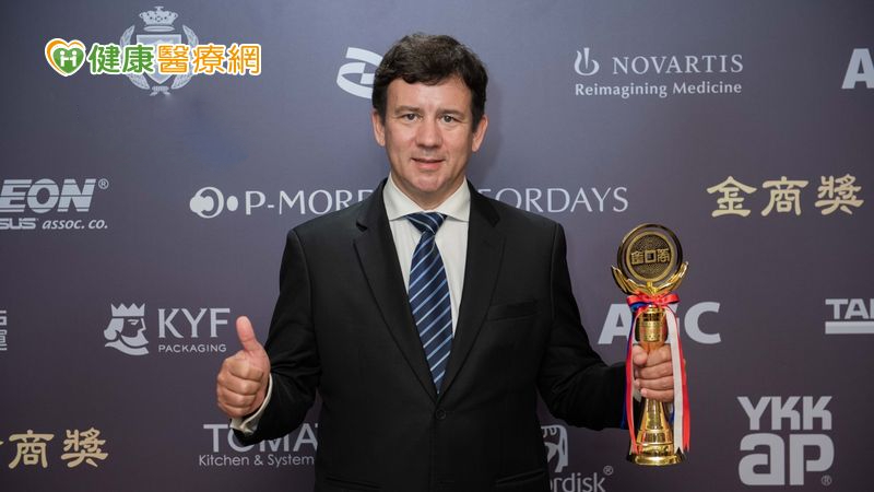 台灣諾華-榮獲2021金商獎「優良外商獎」殊榮，台灣諾華總裁華格納代表領獎