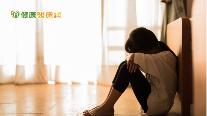 面對各大商家與電商平台主打的光棍節（11月11日）促銷活動，總是鼓勵消費者好好對待自己，勇於消費犒賞自己享受單身生活，雖然瘋狂消費並不一定能藉此減緩孤獨和寂寞，但根據2020年12月發表於《心理學前沿》期刊的一項研究指出，內心的孤獨感的確與我們的健康或幸福感息息相關，不僅如此，當感覺自己對他人微不足道或不重要時，會感到更加孤單。