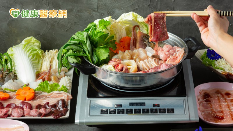 火鍋食材務必煮熟，生鮮食材與熟食的夾取餐具勿混用，避免交叉污染造成食品中毒。