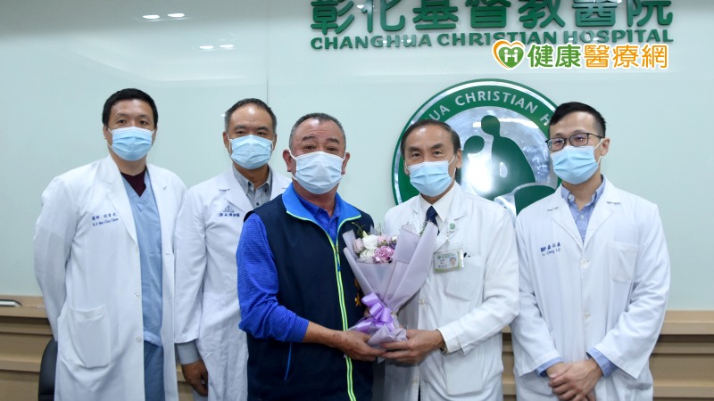 陳明灶村長（圖中）與彰基醫療團隊合影，並感謝醫護團隊的專業與細心照料。（左一：彰基重症醫學部邱韋欽醫師、左二：彰基骨科部主任謝承樸醫師；右一：彰基骨科部羅佑晟醫師、右二：彰基副院長周志中醫師）