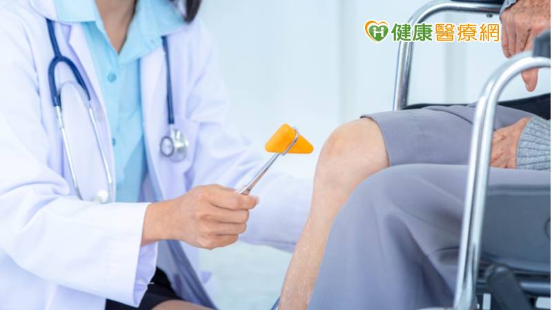 一名54歲婦女，每天早上有帶狗散步的習慣，但近來卻感到腳步跟不上愛犬，一度以為年紀大，關節退化導致，直到就醫檢查確診為類風濕性關節炎導致，讓患者一度擔憂會有如已逝知名作家劉俠，成全身難以動彈。王仕凱醫師指出，事實上，類風濕性關節炎不再像早年一樣難以治療，只要及早發現，透過類固醇及免疫抑制劑治療，療效普遍不錯，不太會演變全身失能的狀態。