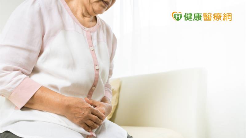 一名69歲林姓婦人，平時喜歡吃破布子，加上正逢甜柿產季，因此飯後也常食用甜柿，近日卻開始出現胃脹氣、噁心等不適症狀，就醫後經檢查發現，胃裡面竟然有一顆大約7公分的糞石。許家榮醫師表示，所幸經微創手術取出胃糞石後，患者目前已恢復健康。
