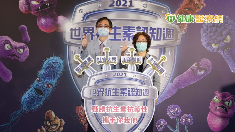 台灣感染症醫學會理事長王復德(右)、台灣感染管制學會理事長陳宜君(左)攜手期待民眾、醫師及政府產業共同認識正確使用抗生素觀念，一同創造良好環境。