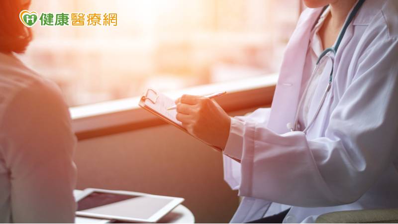 副神經節瘤在臨床上較為少見，每百萬人口僅出現2至8例，屬於神經內分泌瘤的一種。臺中慈濟醫院余政展外科部主任指出，神經內分泌瘤是從特化的神經內分泌細胞長出來，同時具有神經與內分泌的特徵，因此會使病患隨時都在分泌壓力賀爾蒙，導致無法控制的高血壓、陣發性頭痛、出汗和心搏過速等症狀。