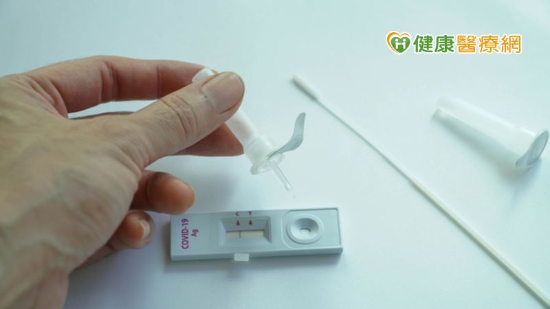 亞培目前每月生產超過十億份的PCR檢測與快篩試劑，以支持全球檢驗需求；同時也持續收集真實世界數據、培養病毒，以確認該試劑能持續偵測到流行病株。