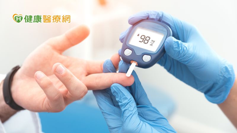 今年(2021)恰逢胰島素發明一百週年，胰島素在使用上不僅越來越方便，除了有新一代長效胰島素，也有結合不同機轉的複方胰島素，一天施打一次可同時調控飯前與飯後血糖，也較不容易發生體重增加或低血糖副作用。