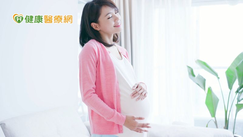 中醫認為，肝臟經絡上通於眼，下通生殖器；李深浦醫師解釋，肝膽在人一生當中非常重要，胎兒在母親肚子裡的排泄物，也要靠肝臟代謝，胎兒若發育不良，也與母親的肝臟代謝不好有關係。