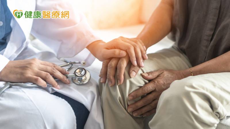 隨著失智人口不斷攀升，除了高齡化趨勢導致，有研究發現，膽固醇過低也可能是埋下致病的危險因子。秀傳紀念醫院神經內科主任邱百誼醫師表示，膽固醇是腦部與神經連結的主要成分，不僅用來保護細胞膜強度及流動性，也是每個細胞製造細胞膜所需的原料，尤其當陽光曬到皮膚時，皮下膽固醇也會變成維他命D，因此足夠營養和維繫剛好的總膽固醇，可幫助降低罹患失智機會。