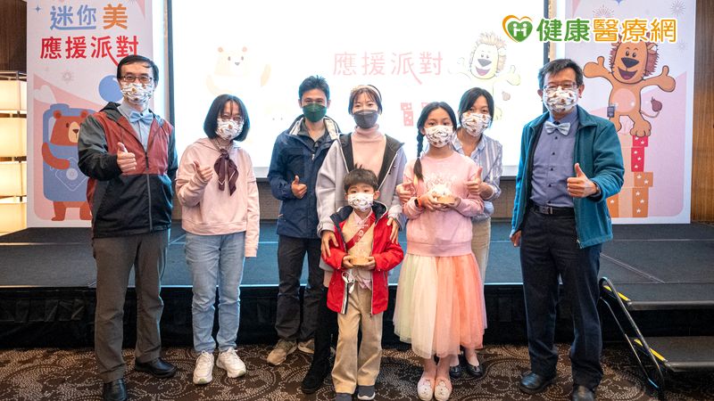 「集合啦!科技糖友會」線上徵文比賽頒獎合影(右一)台灣兒童糖尿病關懷協會創辦人