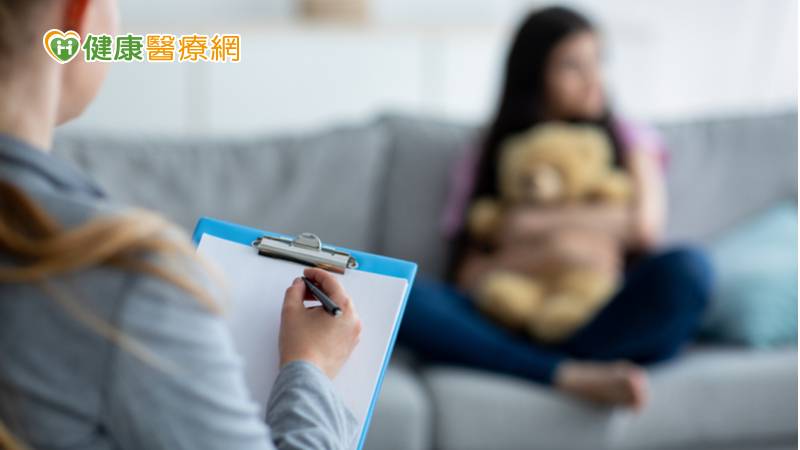 為幫助青少年度過成長發育的尷尬期，高雄醫學大學附設中和紀念醫院2年前開辦「青少年親善照護門診」，讓許多面臨學業、同儕及家庭等壓力，甚至被貼上叛逆標籤的青少年能在專業的協助下迎接健康未來。