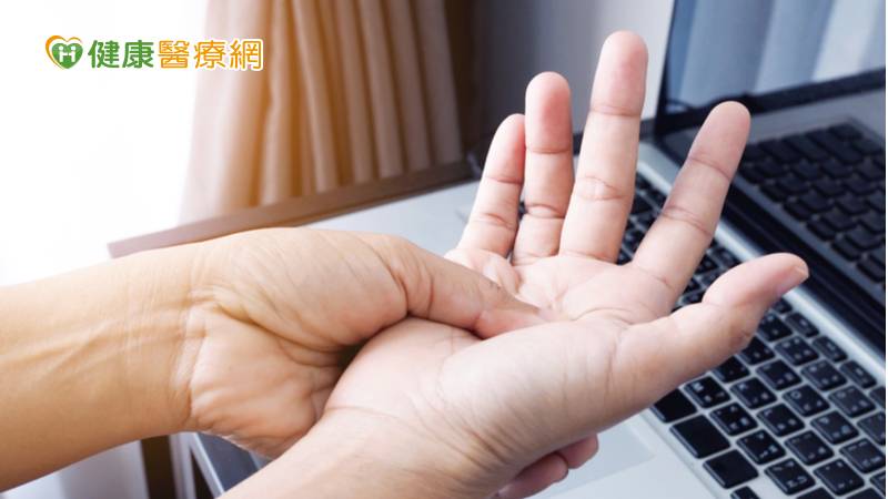 34歲A先生於午休睡醒後發現右手肘麻痛感一路連到無名指和小指，還伴隨著手無力的感覺，由於之前關節痠痛也是中醫針灸治療好的，所以前去中醫門診求診，此次經診斷為「肘隧道症候群」，亦稱「尺神經壓迫症候群」。因考量平常需工作且症狀較早期且輕微，故安排一周1次在手肘及手指局部施以針灸治療後，右手麻且無力的情形逐漸改善。