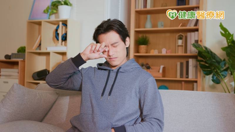 你也常感到眼睛黏乾澀灼熱，甚至有異物刺痛感嗎？小心可能是乾眼症惹禍！安南醫眼科中心洪純玲副院長指出，隨著冷氣團報到，天氣變得乾冷，臨床上因乾眼症就醫的患者有逐漸增加趨勢，患者不僅會感到眼睛乾澀灼熱、異物感、刺痛、畏光等症狀，嚴重時可能還會讓視力短暫模糊。