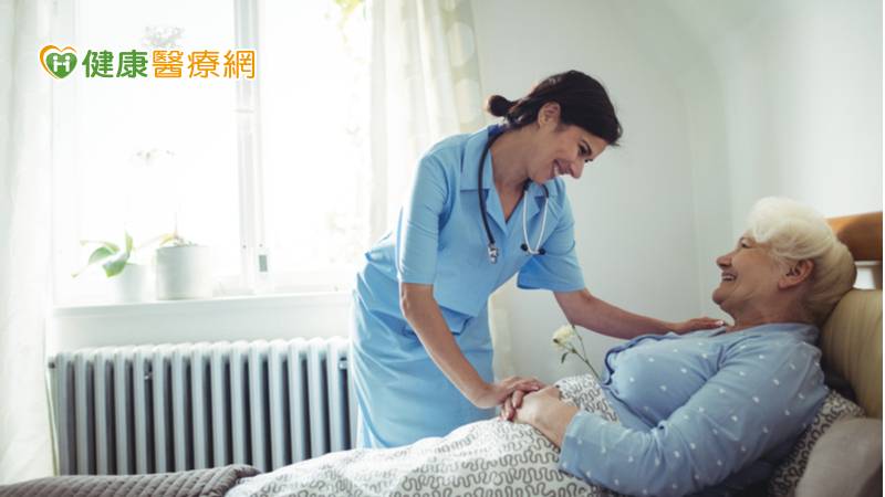 為幫助許多行動受限導致就醫不便的病患在家也能享有醫療服務，大林慈濟中醫部展開「中醫社區及居家醫療服務網絡計畫」，透過中醫師們深入社區提供長者實質的照護，給予適當的居家醫療服務，解決患者就醫不便，甚至延誤就醫的風險，此計畫也獲得中醫師公會全國聯合會頒發推動社區及居家醫療貢獻卓著獎。