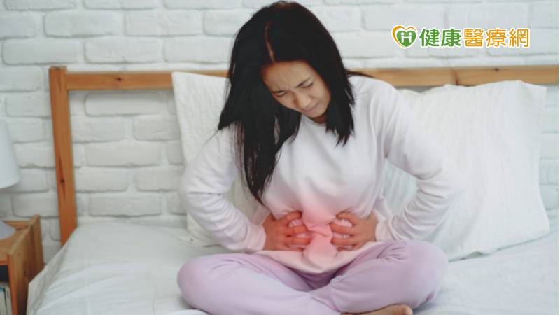 不少疾病的好發度跟季節變化有相關，消化性潰瘍就是其中一種。因天氣寒冷壓力刺激交感神經，易導致胃蠕動變慢，加上民眾喜歡在天氣冷暴飲暴食，享用不易消化與刺激性的食物增加胃的負擔；另外，醫師也提醒，服用「通血路」藥物（如：阿斯匹靈、保栓通等），甚至因肺病或風濕免疫問題使用的類固醇藥物或是非類固醇的消炎藥更是消化性潰瘍的高危險群，需特別注意。