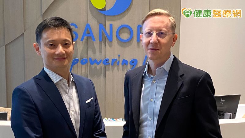 賽諾菲香港台灣數位醫療保健處長Anthony Jones(右)_Health2Sync 共同創辦人兼首席執行長鄧居義(左)