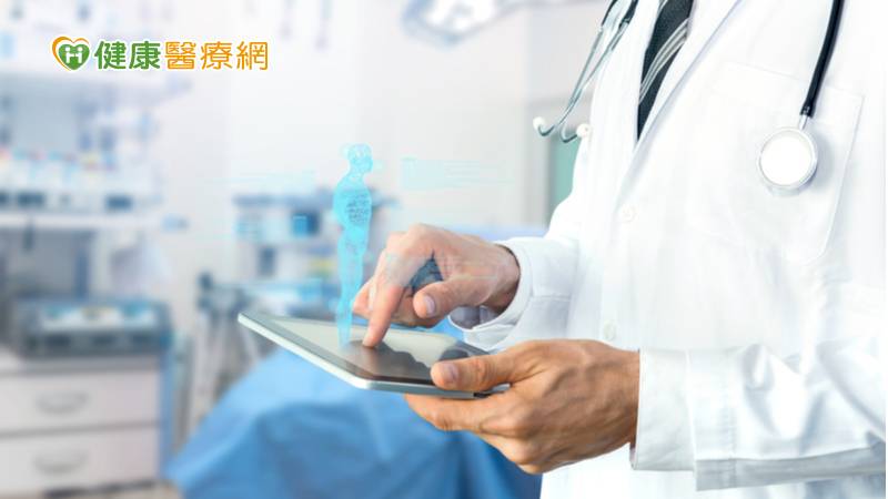 衛生福利部中央健康保險署與臺大醫院共同簽署合作備忘錄，臺大醫院將利用健保大數據開發心臟血管疾病診斷及預後AI預測模型，未來雙方將建置全球首個以影像資訊為基礎的心血管風險資料庫，藉由「全民健保行動快易通｜健康存摺」APP，即能瞭解本身是否為心臟病高風險族群。