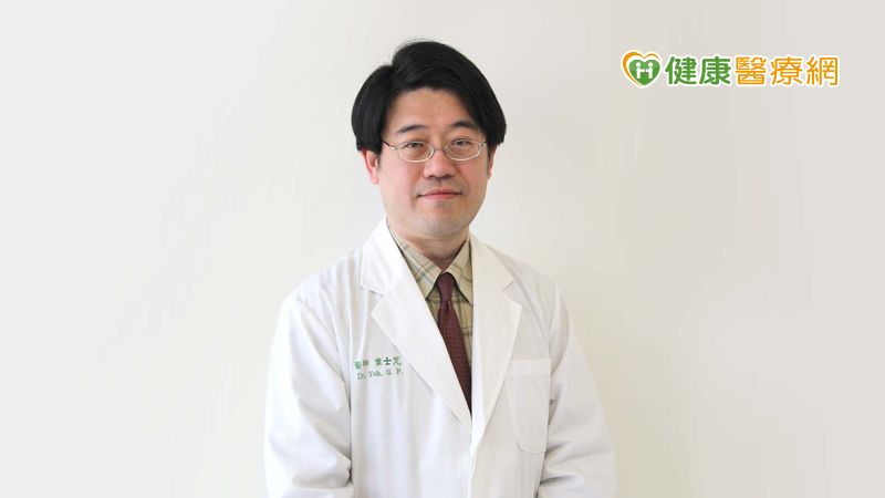 中國醫藥大學附設醫院內科部副主任葉士芃提醒，慢性淋巴性白血病的病程進展雖然緩慢，但病患還是需要接受治療，才能避免病情急轉直下。