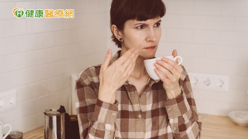 在過去慢性鼻竇炎合併鼻息肉的治療方式大多以手術清除，並搭配術後一段時間的類固醇鼻噴劑治療，以控制病況避免再次復發。