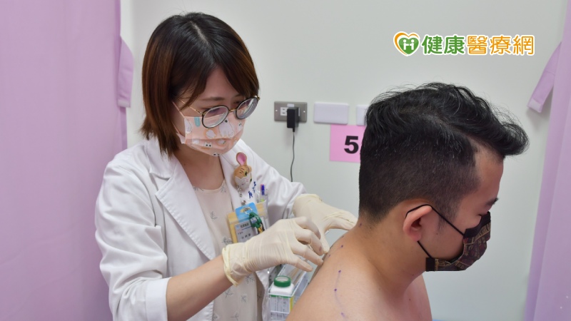 30多歲的張先生，因運動傷害造成肩關節發炎沾黏，活動角度大減，經幾次針刀治療後症狀獲得顯著改善