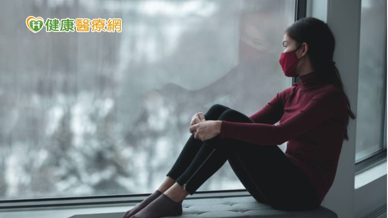 冬天日照減少，濕冷、灰濛濛的天空讓人愁。而這波疫情恐怕會讓今年冬天愁上加愁。最新研究發現，疫情對全球心理健康產生重大影響。