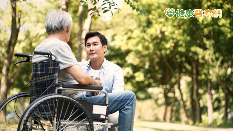 當人們說「對生活厭倦」、「沒有活下去的意義」時，這些說法常常會被聽的人否決，或甚至告訴他們其他更悲慘的例子。事實上，最重要的一步是要有效的聆聽他們的想法，伸出援手或傾聽本身就能減少自殺者的絕望感。