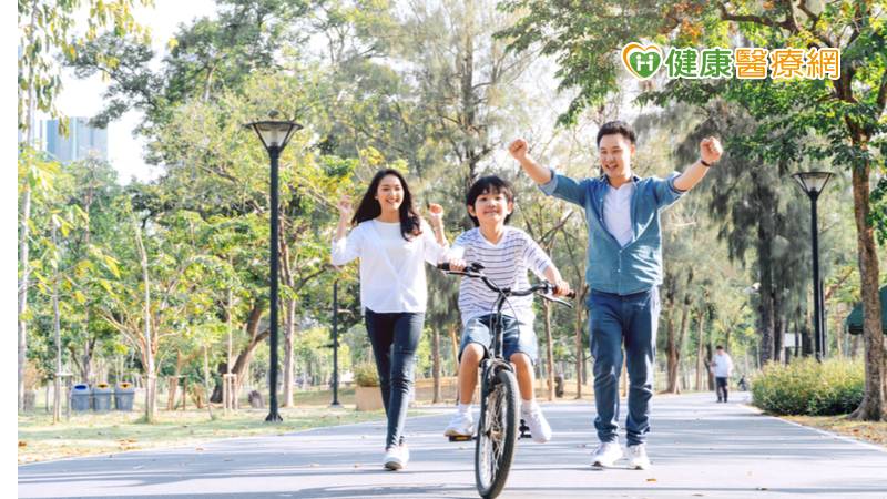 新冠肺炎疫情持續延燒，擔心孩子動得少影響身心健康嗎？根據董氏基金會2021年年初調查指出：國小學童中每十個有七個表示喜歡和父母一起運動、和父母一起運動會讓自己快樂，超過一半的學童表示若有父母陪伴會讓自己更想運動。因此，建立親子運動紓壓習慣，不僅能提升免疫力、維持彼此的好心情，還能增進親子關係。
