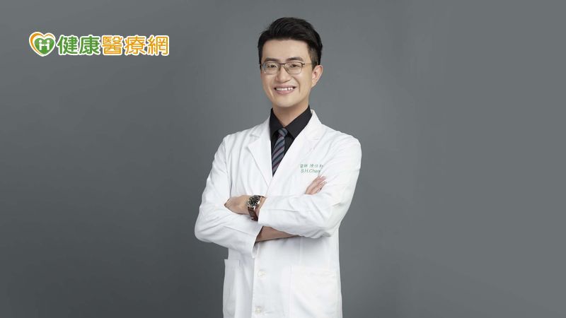 陳仕軒醫師說明，發生急性缺血性腦中風完全沒有預兆，患者會突然發生臉歪、嘴斜、單側手腳無力、雙眼偏向同側及說話不清楚等神經學症狀。