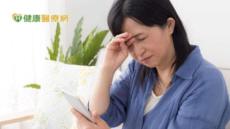 長時間使用手機、電腦、電視等電子螢幕設備，將導致眨眼頻率減少，眼球表面油脂降低，淚膜易揮發，眼睛容易乾燥感覺到不舒服，進而也可能損傷分泌黏蛋白(黏液層中的成分)的細胞，形成乾眼的惡性循環。