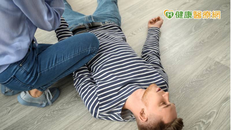 日前一名39歲男子在家追劇時突然倒地，家人怎麼叫都沒反應，緊急送醫急救，但抵達醫院時已無呼吸心跳，經急救恢復心跳，並緊急心導管手術打通冠狀動脈，但昏迷指數僅三分，因此藉由低溫治療遠離植物人風險，如今已順利回到正常生活。