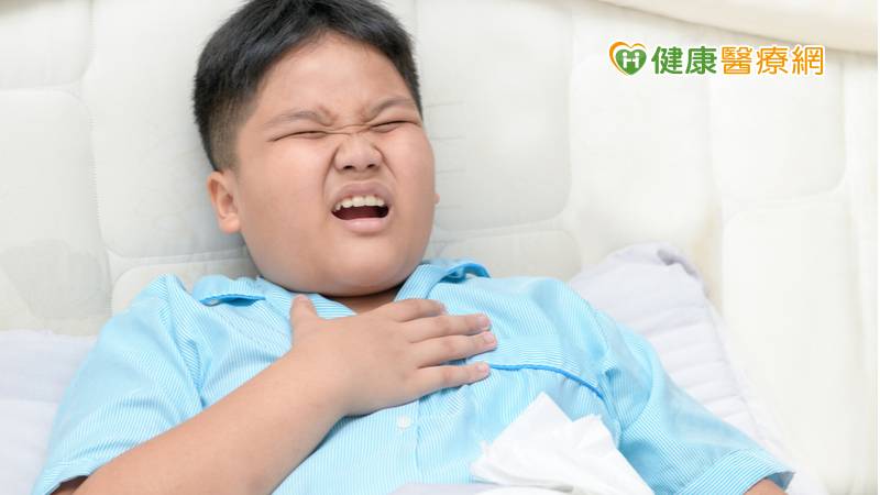 曾有氣胸病史的15歲鄭同學，日前因左胸劇烈疼痛，嚴重影響呼吸而至急診就醫，診斷為自發性氣胸復發，考量鄭同學發作次數頻繁，右側也曾發作過氣胸，收治醫師以「劍突下單孔胸腔內視鏡雙側肺泡切除術併肋膜沾黏術」治療，術後第5天，鄭同學平安出院，免於氣胸復發之苦。