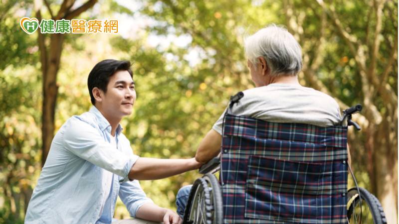 71歲陳奶奶在鄉下獨居，兒女在外工作，回老家幾天留意到陳奶奶經常忘東忘西，甚至煮飯煮到一半忘記關火，於是趕緊帶至醫院就診，經醫師安排相關檢查，初步判定為失智症，於是替陳奶奶進行進一步檢查及復健治療。
