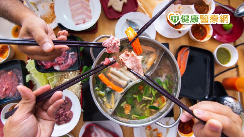 餓不停的人常常是胃火旺的類別，不但食慾大，而且喜歡吃重口味食物，胃酸分泌多，消化快又旺盛。這種類型的人常常體味較重、容易流鼻血、易長痘痘、也可能會有痔瘡、便血等情形。