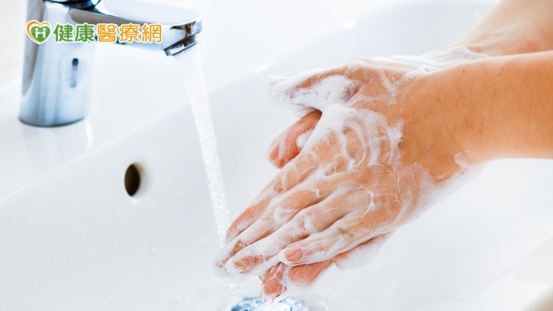 WHO指出，非藥物介入措施（Non-Pharmaceutical Interventions，NPIs）可分成個人保護、環境保護、社交距離、旅遊相關措施，對人民來說是最易觸及、易達成之保護方式。